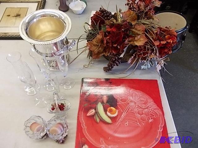 lot 22 image: Mikasa Crystal Vase, Floral Centerpiece, Cham...