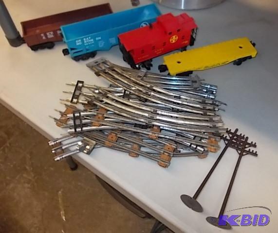 lot 44 image: Lionel Train Set With Steel Track...