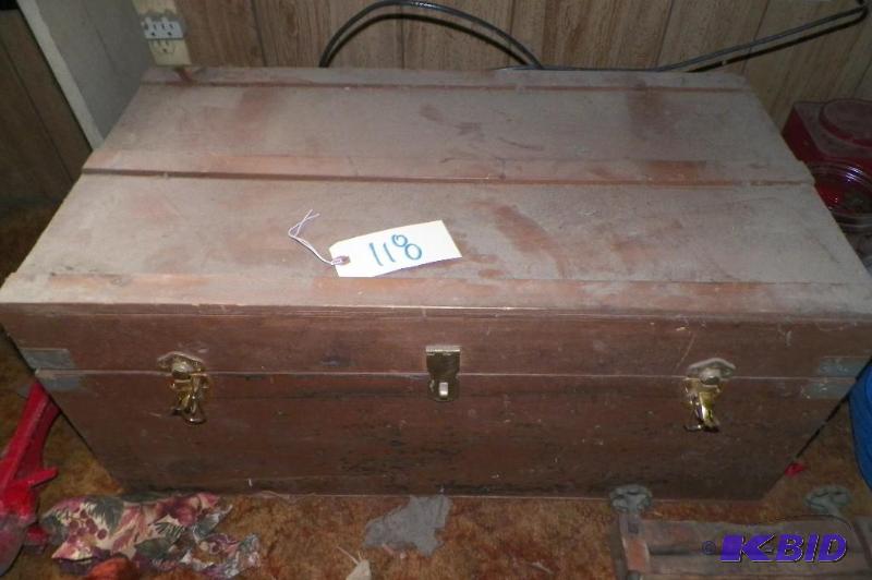 lot 118 image: Trunk full of old dolls & Bears
