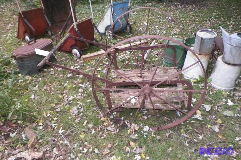 lot 12 image: Antique Milk Can Wagon