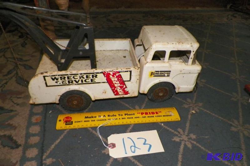 lot 123 image: Wrecker Service Truck