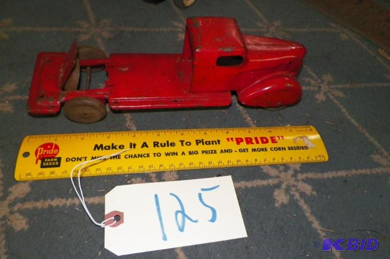 lot 125 image: Very Old Truck with Wood Wheels