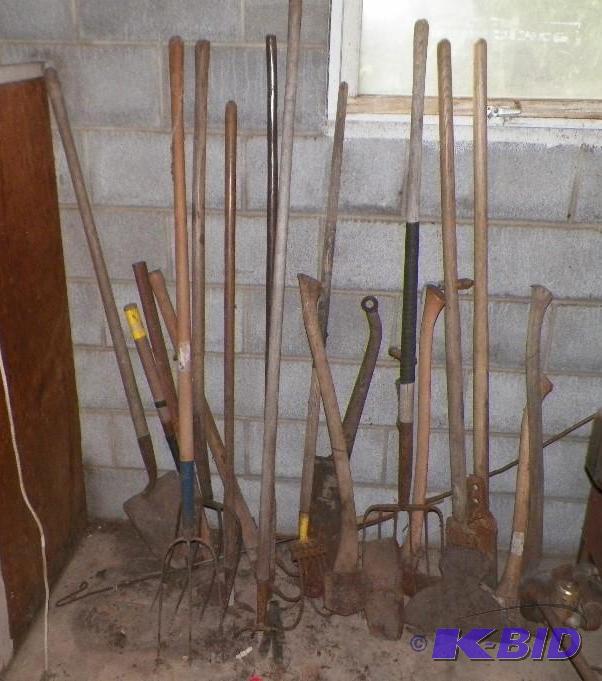 lot 201 image: Large lot of tools