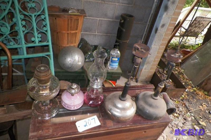 lot 207 image: Lantern Lot