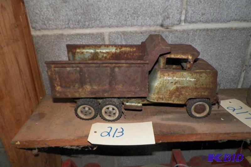 lot 213 image: Old Dump Truck