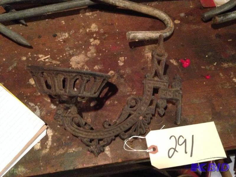 lot 291 image: Lamp Holder