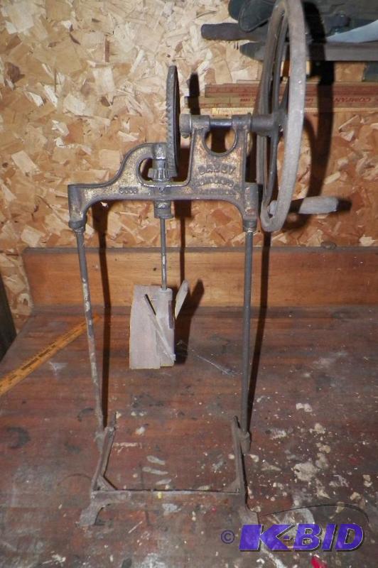 lot 31 image: Dazey 3308 Churn  - Bottom frame is broken
