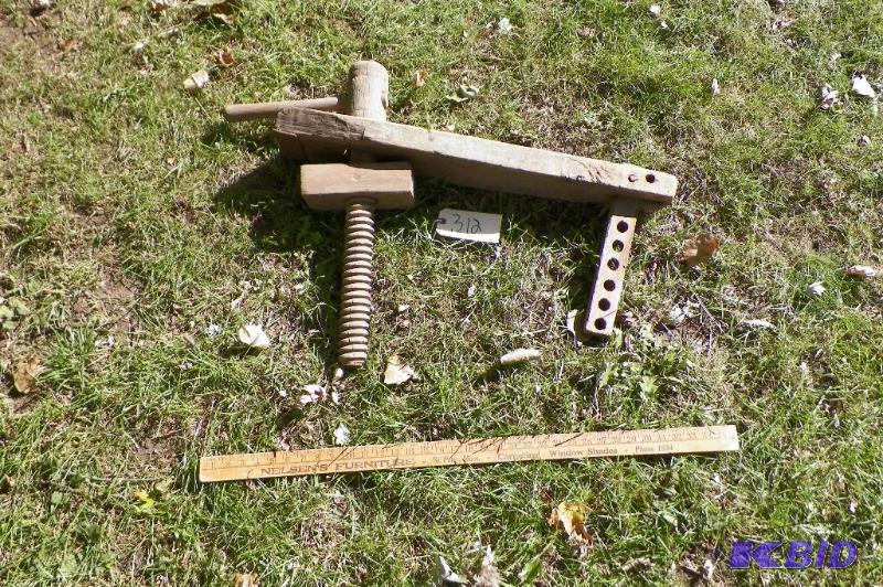 lot 312 image: Large Vise or Clamp