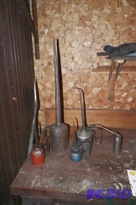 lot 32 image: Oil Can Collection