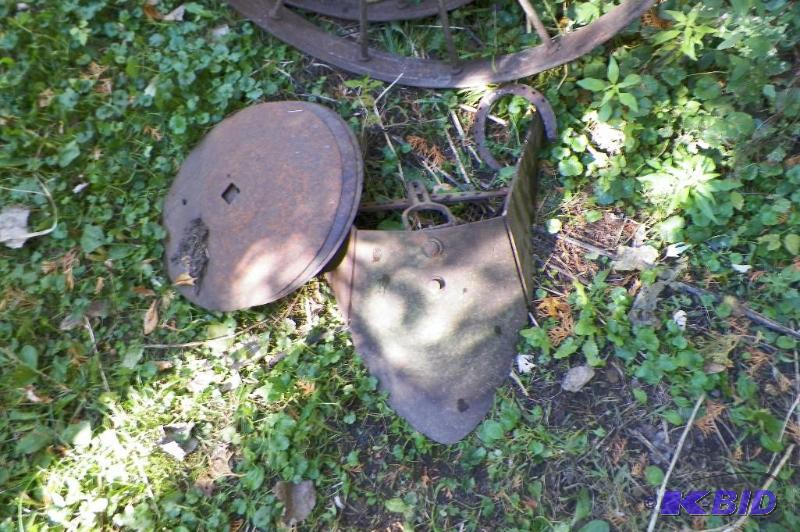 lot 336 image: Old Plow Part & 3 Disks