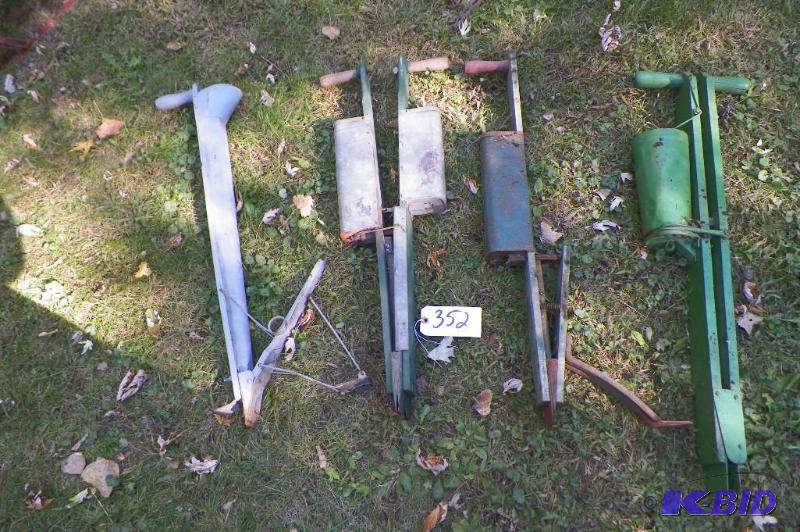 lot 352 image: 4 Planters