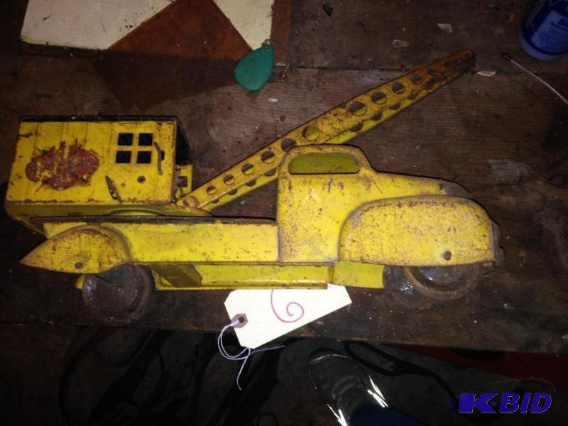 lot 6 image: Very Old Truck with Metal Wheels