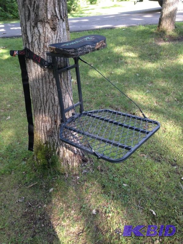 lot 10 image: Big Dog Beagle II Treestand