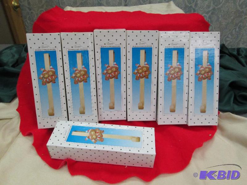 Qty 7 Scotts Bear Hugs wreath holder...