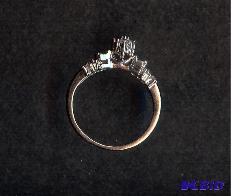 14 kt white gold ring with round diamonds and...