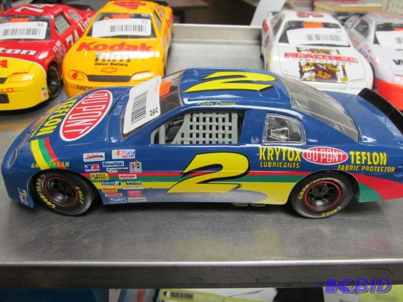 lot 36 image: 1995 Racing Champions #2 Craven DuPont NASCAR 118 Die Cast Car