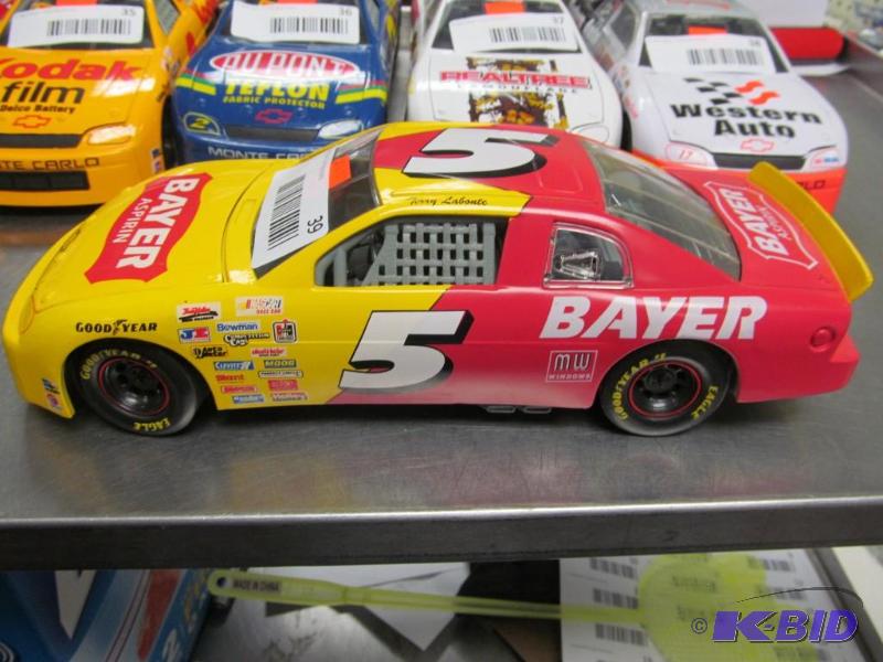 lot 39 image: 1995 Racing Champions #5 LaBonte Bayer Asprin NASCAR 118 Die Cast Car