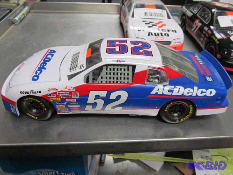 lot 46 image: 1995 Racing Champions #Schrader AC Delco NASCAR 118 Die Cast Car