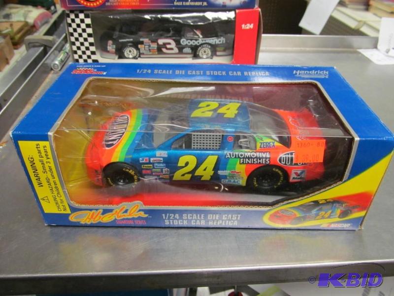lot 65 image: 1995 #24 Jeff Gordon DuPont NASCAR 124 Die Cast Car by Racing Champions