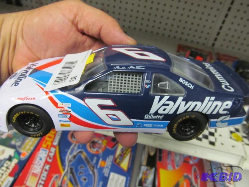 lot 80 image: #6 Sterling Martin Valvoline Loose Racing Champions 124 NASCAR Die Cast Car