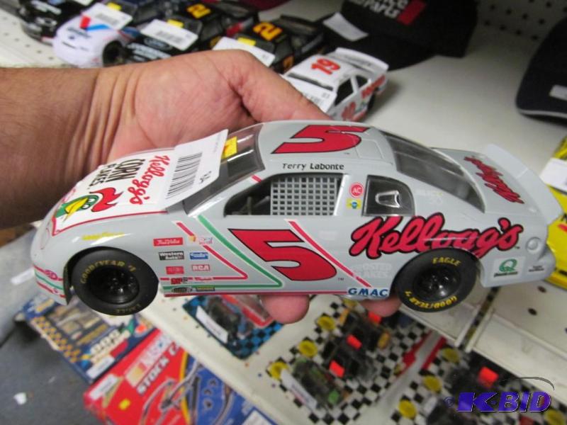 lot 84 image: #5 Terry Labonte Kelloggs Loose Hooters Racing Champions 124 NASCAR Die Cast Car