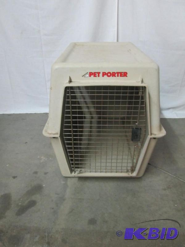lot 12 image: Petmate Portable Kennel
