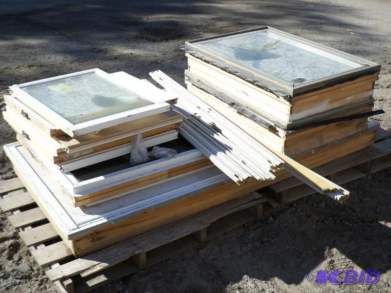 lot 14 image: Pallet Of Various Once Used Windows & Doo...