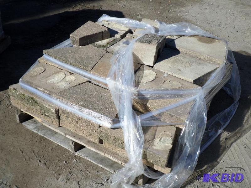 lot 16 image: Pallet Of Once Used Retaining Wall Block, App...