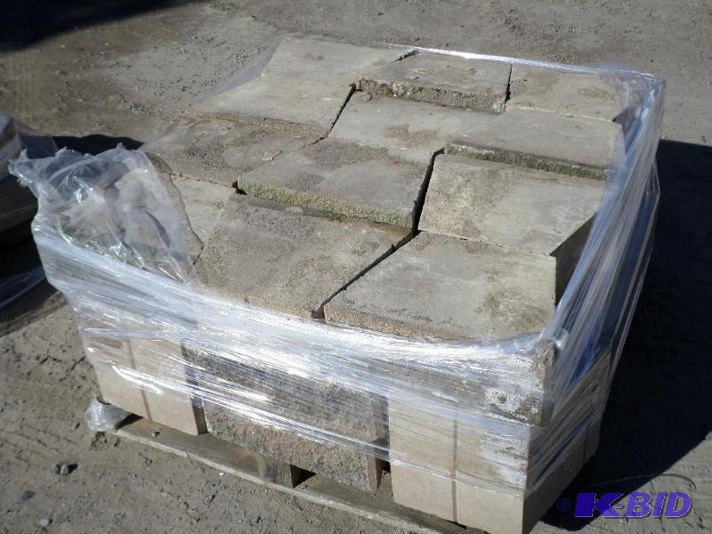 lot 17 image: Pallet Of Once Used Retaining Wall Block, App...