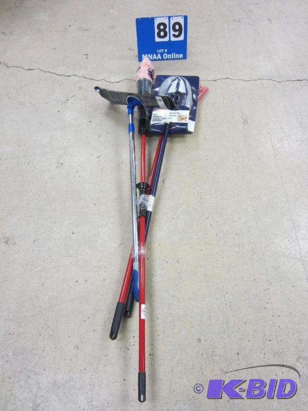 lot 00090 image: 4 Kitchen Floor Cleaning Utensils
