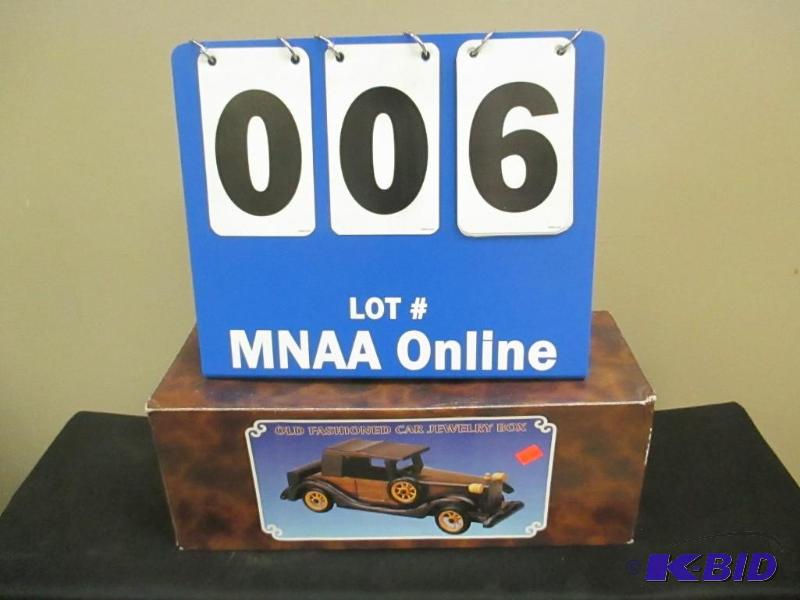 lot 6 image: Old Fashioned Car Jewelry Box