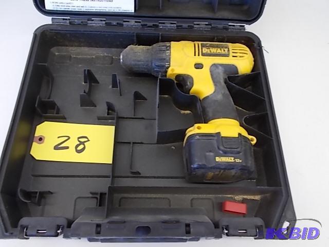 lot 28 image: Dewalt DC727 38" Drill, 12 volt, Works,...