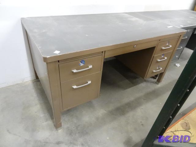 Metal Office Desk. 5 Drawers and 1 Pencil Dra...