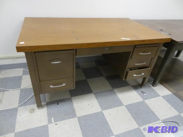 Metal Office Desk. 5 Drawers and Pencil Drawe...