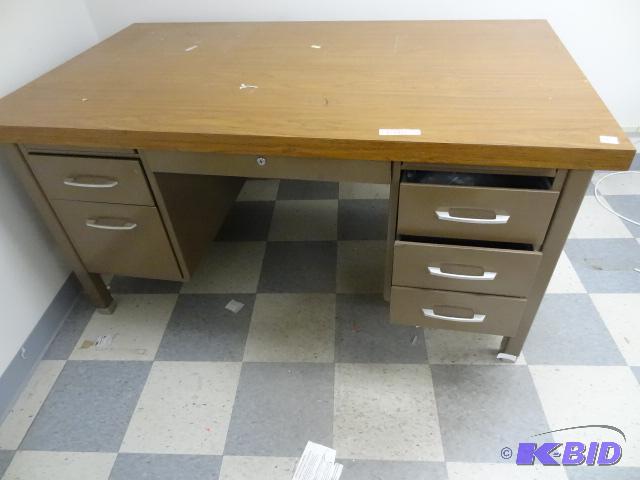 Metal Office Desk. 5 Drawers and Pencil Drawe...