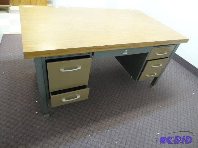 Metal Office Desk. 5 Drawers and Pencil Drawe...