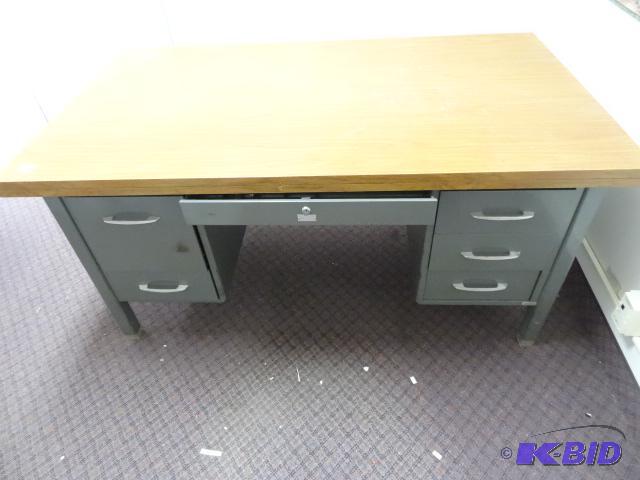 Metal Office Desk. 5 Drawers and Pencil Drawe...