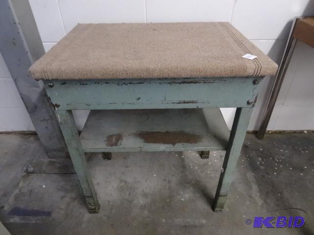 Vintage Metal Table 25 x 18 x 29...