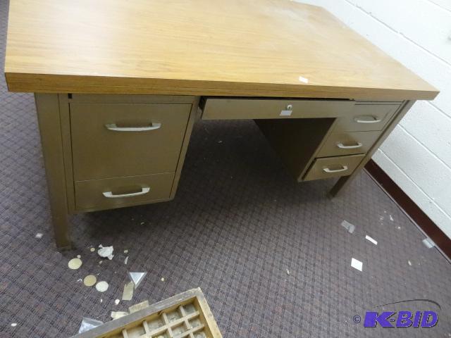 Metal Office Desk 5 Drawer and 1 Pencil Drawe...