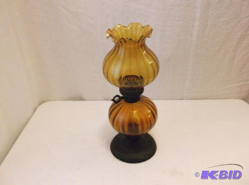Vintage amber glass oil lamp in great conditi...