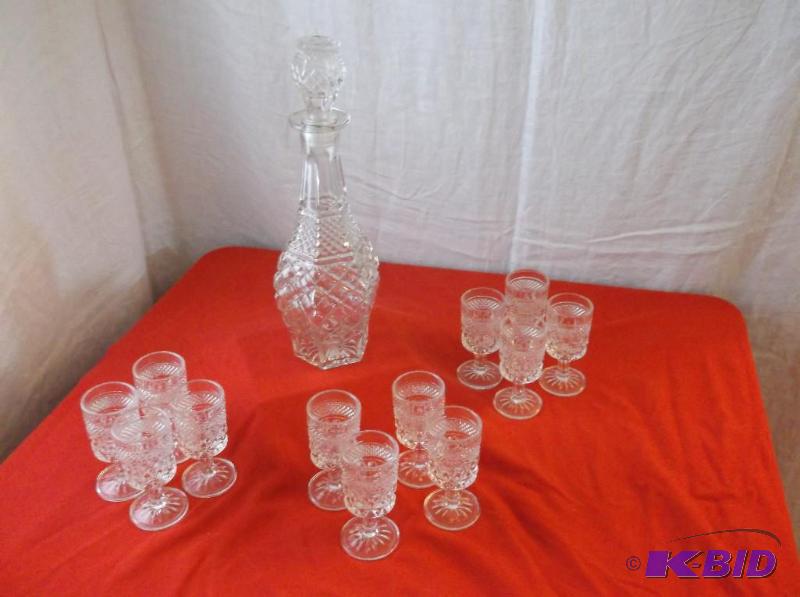 Nice decanter set in great usable condition....