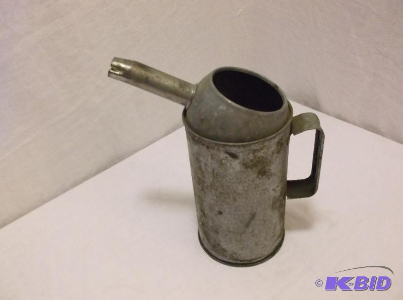 Collectable faunal oil can in great collectab...