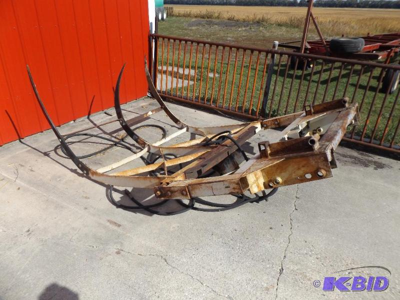lot 20005 image: Grapple Fork attachment for round bales. atta...