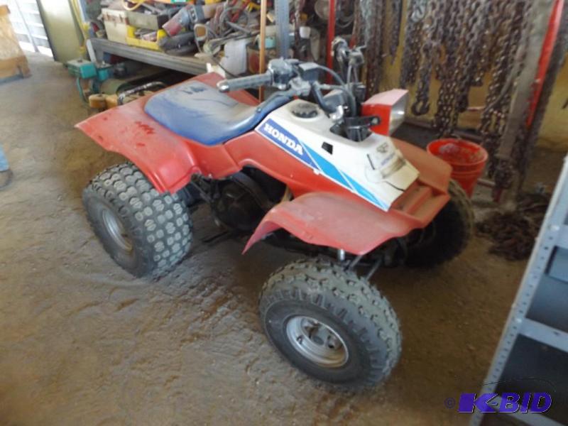 lot 20015 image: Honda 4 wheeler. No guards by the feet pads.&...