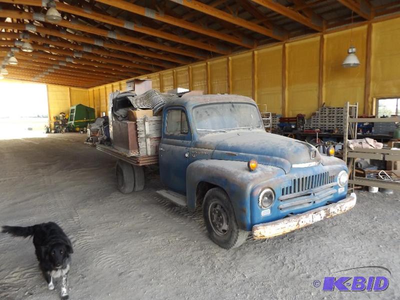lot 20016 image: 1952 International L 130 Series, 1 Ton Dually...