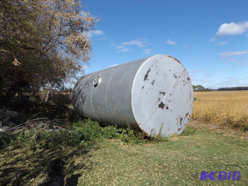 lot 20029 image: 20,000 gallon fuel tank, no holes, good shape...
