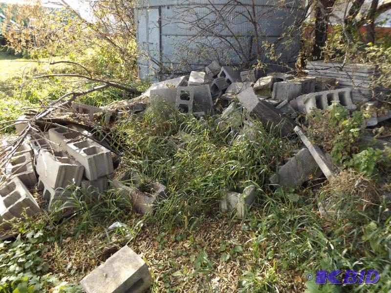 lot 20030 image: Pile of Cinder Block, 40 -50 of them....the w...