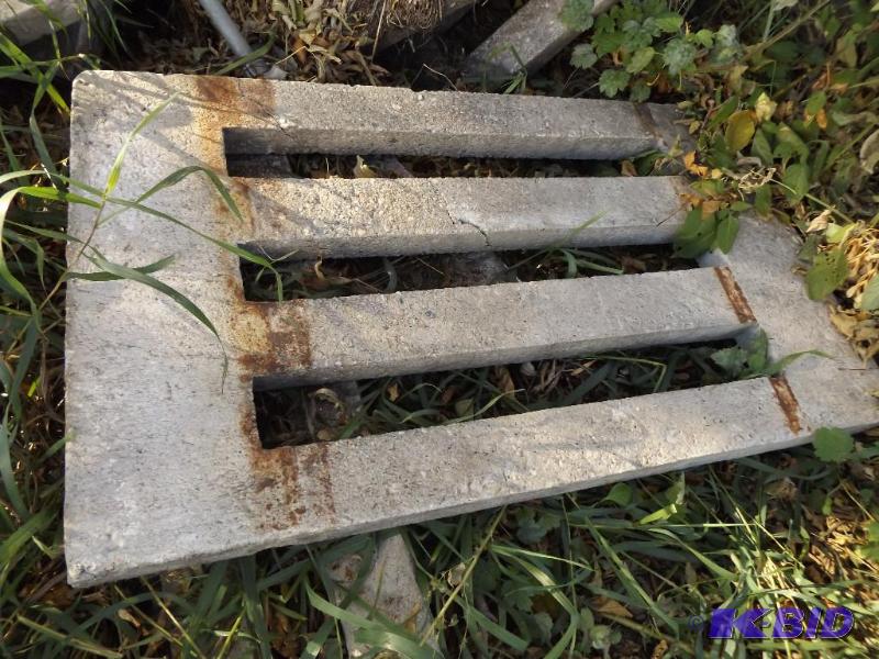 lot 20040 image: Cement Block Slab with open slots. approx 18...