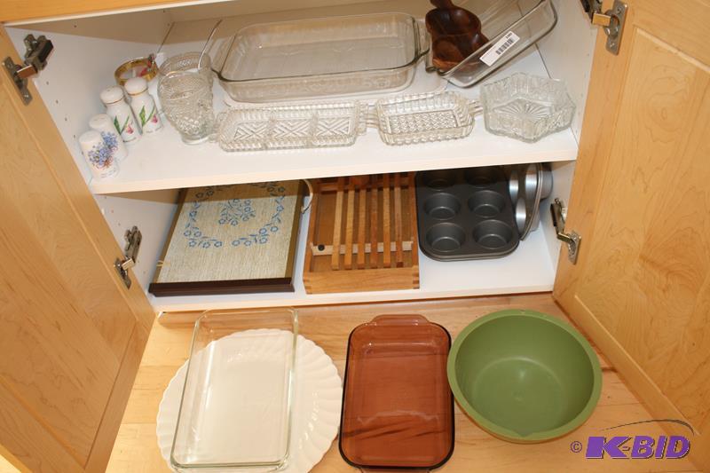 lot 100 image: Pyrex Contents of lower cabinet 2 shelves as ...