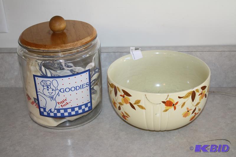 lot 101 image: Goodies canister Vintage Halls mixing bowl wi...